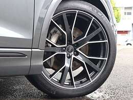 ●オシャレは足元から。サスペンションは硬すぎずしなやかな乗り心地に貢献しています。さらにローアンドワイドの佇まいがスポーティ！