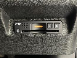 【ETC】有料道路を利用する際に料金所で停止することなく通過できる、ETC車載器（ノンストップ自動料金収受システム機器）が装備されています。セットアップを行うことで利用可能になります。