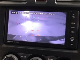 リバースギアに入れるだけで後方の表示へ切り替わります。夜間や雨の日の駐車も楽になりますよ。