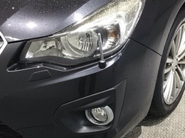 ディスチャージヘッドライト搭載でしっかり明るく照らしてくれるので、夜間走行や不慣れな道でも安心です。