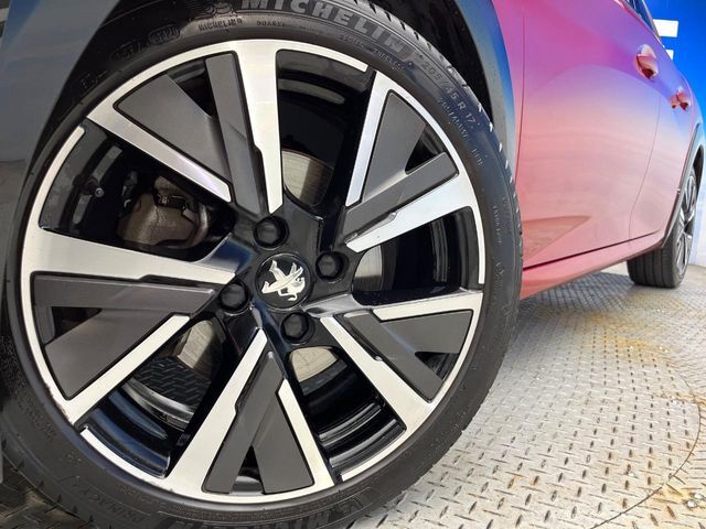●純正17インチアルミホイール：輸入車ならではの卓越した走りを支えるホイールと足回りです！日本車の走りに慣れている方にもぜひ体感して頂きたいほど、高いレベルでまとまっています！