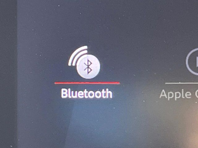 ●Bluetooth：お手持ちのスマートフォンなどと接続し、ハンズフリー通話や臨場感溢れるミュージック再生をお楽しみいただけます。無線接続ですので煩わしさもありません♪