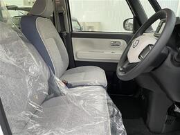 【運転席】座り心地が良いシートなので長時間の運転でも快適にお過ごしいただけます。新品のフロアマットのご注文も可能です。掲載箇所以外にご希望の写真がございましたらお気軽にお問い合わせ下さい。