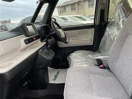 【助手席】きれいな助手席なので家族や友だちに乗ってもらっても安心です！新品のフロアマットのご注文も可能です。掲載箇所以外にご希望の写真がございましたらお気軽にお問い合わせ下さい。