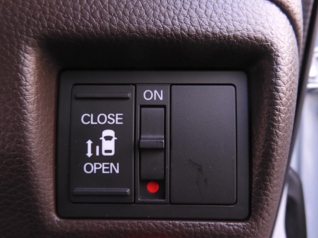 ◆片側電動スライドドア◆狭い駐車場でも乗り降りが楽々♪お子様が隣の車にドアを当ててしまう心配もございません！小さなお子様連れの方もこれで安心。