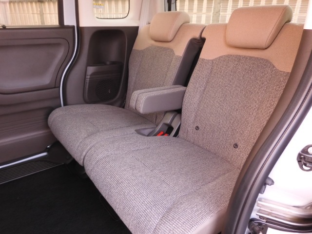 ◆ゆったり座れる大型で上質なシート。ゆとりのサイズと十分な厚みで豊かな座り心地を生み、ロングドライブでも疲れにくいシートです。