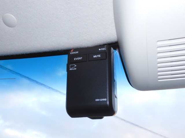 ◆ドライブレコーダー◆映像・音声などを記録する自動車用の装置です。　もしもの事故の際の記録はもちろん、旅行の際の思い出としてドライブの映像を楽しむことができます。