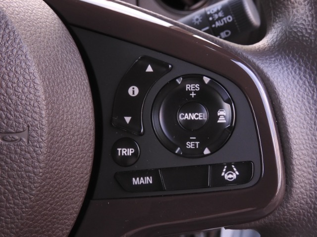 ◆アダプティブクルーズコントロール◆予め設定した車速内でクルマが自動的に加減速。前走車との適切な車間距離を維持しながら追従走行します。【LKAS】車線維持支援システムでステアリング操作を支援。