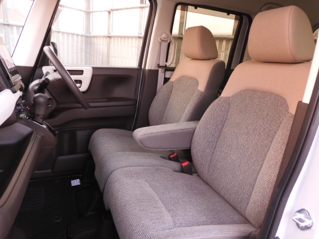 運転席と助手席は足元が繋がっているので自由に行き来しやすいので駐車場が狭いときでも助手席側からスムーズに乗り降りできて便利！