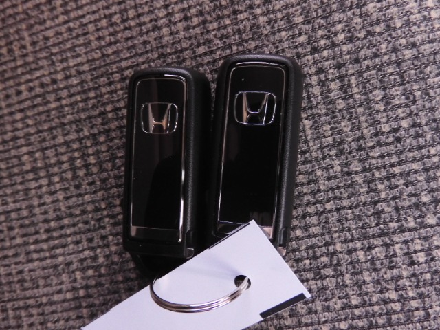 ◆スマートキー◆カギをバッグやポケットに入れたままでもドアロックの開閉ができる『スマートキー』付き！雨天や暗くなってもカギを取り出す必要がなくドアの開錠＆エンジンも始動できます