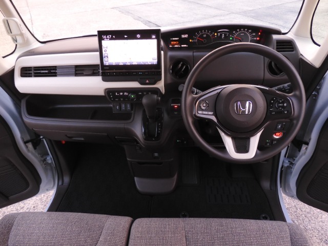 視界広々で非常に運転しやすくロングドライブでも疲れを感じさせないすっきりとまとまったインパネ周りです。