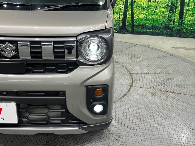 【LEDヘッドライト】悪天候や夜間走行時も良好な視界を確保し安心して運転できる高輝度LEDヘッドライトを装備！点灯速度が早く、消費電力も抑えられています。
