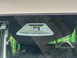 【スズキ　セーフティサポート】走行中に前方の車両等を認識し、衝突しそうな時は警報とブレーキで衝突回避と被害軽減をアシスト。より安全にドライブをお楽しみいただけます。