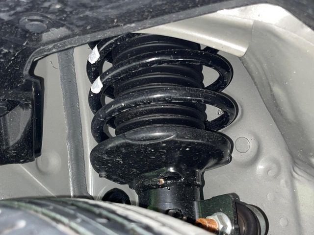 お車を安心してお乗りいただく為には、足回りの定期点検が欠かせません。サービスサポート（有償保証）では無料点検もご提供しており、安心のカーライフをお過ごしいただけるサポート体制が整っています。