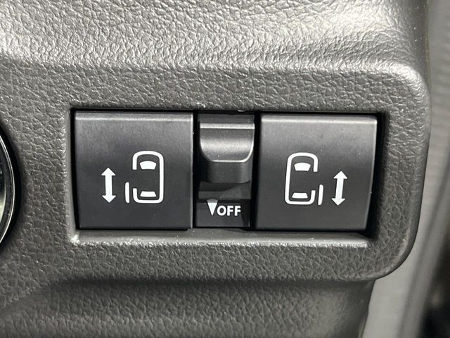 【両側パワースライドドア】スマートキーや運転席のスイッチで後席両側スライドドアの開閉が可能♪電動だから力を入れてドアを開ける必要が無く、小さなお子様でも簡単に開け閉めでき快適です♪