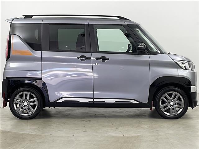 【右】商談ルームには「キッズスペース」を完備しています。DVD、ブロック、絵本、おままごとセット。お子様連れでも、ゆっくりとお車をお選びいただけます！