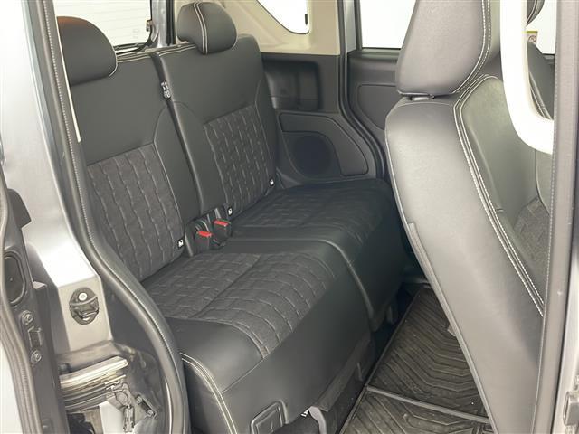 【後部座席】後席もゆったりドライブを楽しめます。内外装はプロこだわりのクリーニングで清潔なおクルマでご納車させていただきます！店舗での現車確認も承っています！