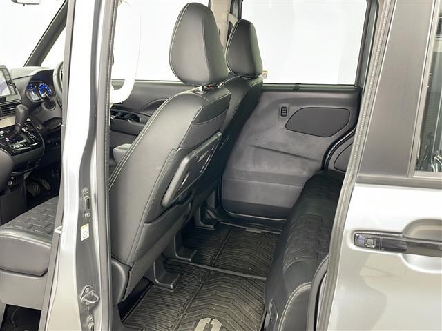 【後部座席】後席もゆったりドライブを楽しめます。内外装はプロこだわりのクリーニングで清潔なおクルマでご納車させていただきます！店舗での現車確認も承っています！