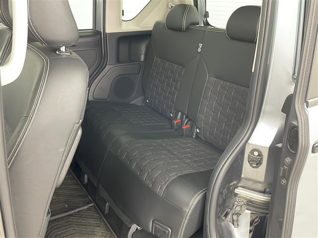 【後部座席】後席もゆったりドライブを楽しめます。内外装はプロこだわりのクリーニングで清潔なおクルマでご納車させていただきます！店舗での現車確認も承っています！