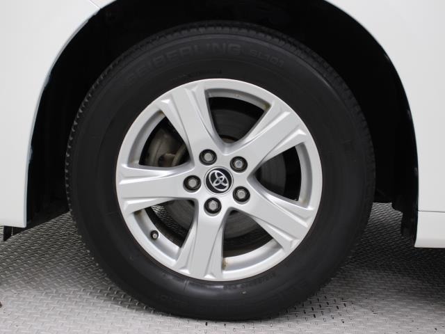 純正アルミホイールは精度が高く、走行の安定性が優れています。タイヤサイズ215/65R16