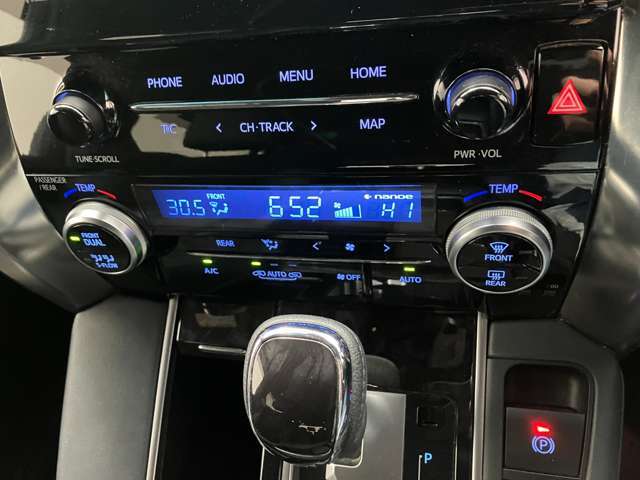 デュアルエアコンとは、運転席と助手席で、個別に温度設定ができる機能です。気温の感じ方は、人それぞれ違うもの。乗る人に優しい機能ですね。