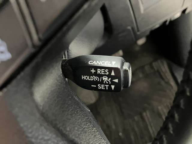 前方の車との車間を設定し、スピードを上げたり緩めたりを自動で行ってくれる追尾式の「レーダークルーズ」。上級装備の一つです！高級車にしかつかない嬉しい機能です。