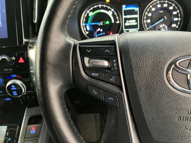 運転中、オーディオの操作をしてて、ハッとしたことはありませんか？ステアリングスイッチは、運転中でもハンドルでオーディオの操作が可能です。安全なドライブをサポートします。