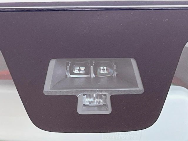【レーダーブレーキサポート】走行中に前方の車両等を認識し、衝突しそうな時は警報とブレーキで衝突回避と被害軽減をアシスト。より安全にドライブをお楽しみいただけます。