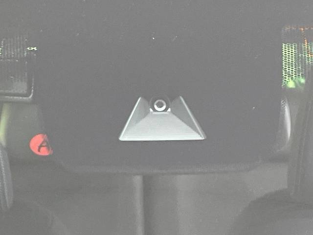 【ホンダセンシング】走行中に前方の車両等を認識し、衝突しそうな時は警報とブレーキで衝突回避と被害軽減をアシスト。より安全にドライブをお楽しみいただけます。