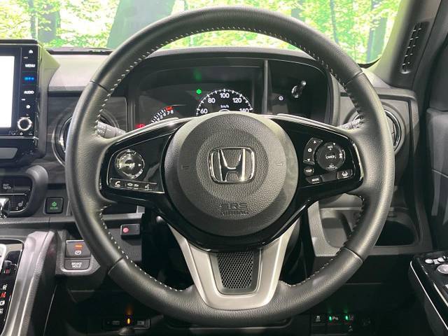 【純正革巻きステアリング】上質な革を使用することで、手にしっかり馴染みとても運転しやすいハンドルです♪
