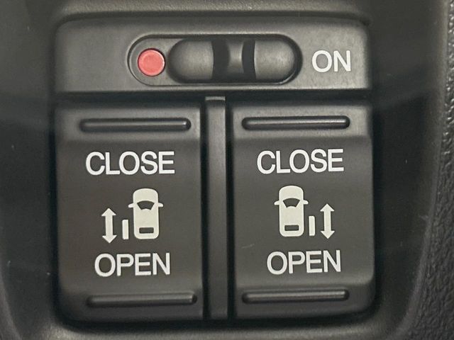 【両側パワースライドドア】スマートキーや運転席のスイッチで後席両側スライドドアの開閉が可能♪電動だから力を入れてドアを開ける必要が無く、小さなお子様でも簡単に開け閉めでき快適です♪