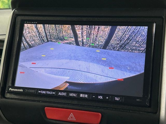 【バックカメラ】駐車時に後方がリアルタイム映像で確認できます。大型商業施設や立体駐車場での駐車時や、夜間のバック時に大活躍！運転スキルに関わらず、今や必須となった装備のひとつです！