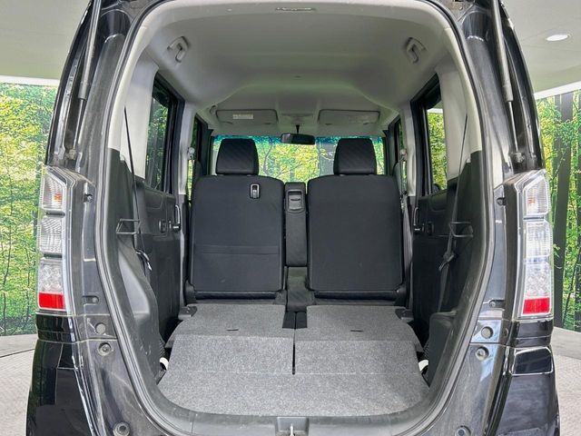 後席を格納すると、これだけの広さが！シーンに合わせたシートアレンジで、大きな荷物も積むことが出来ます♪