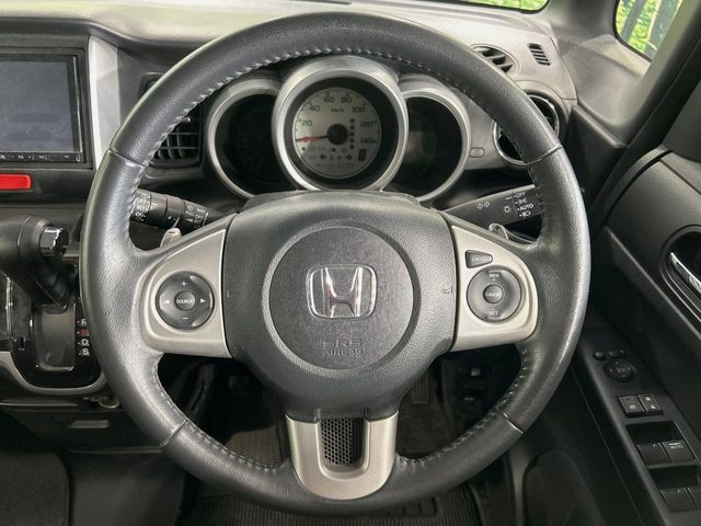 【純正革巻きステアリング】上質な革を使用することで、手にしっかり馴染みとても運転しやすいハンドルです♪