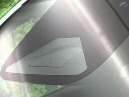【ホンダセンシング】走行中に前方の車両等を認識し、衝突しそうな時は警報とブレーキで衝突回避と被害軽減をアシスト。より安全にドライブをお楽しみいただけます。