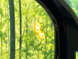 【ブラインドスポットインフォメーション】走行中、ドアミラーの死角になりやすい箇所に後続車が接近するとサイドミラー付近に警告を表示、ドライバーに注意喚起をしてくれます。