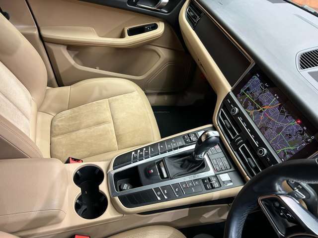 輸入車ディーラー採用のドライブレコーダーも選べます。万が一の事故の際のお守りとしていかがでしょうか？その他様々なオプションをご用意しております。