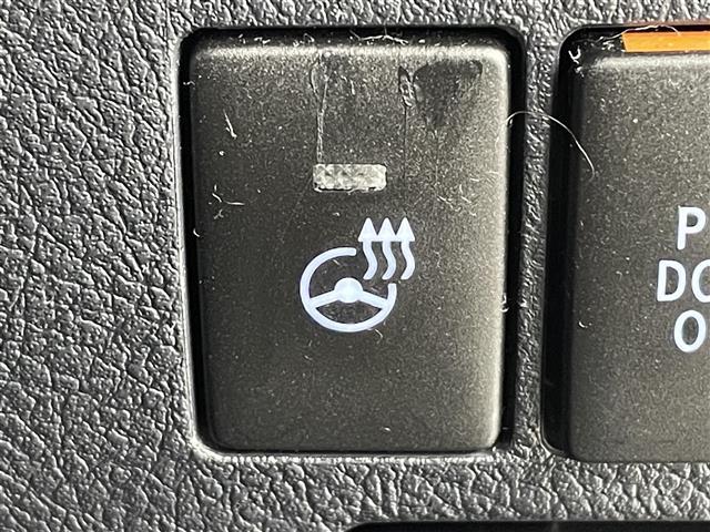 【ステアリングヒーター】冬場の寒い日に手がかじかみながら運転するのはツライですよね。でも、これがあれば安心です！ハンドルのグリップ部がじわっと暖かくなって心までポカポカします。