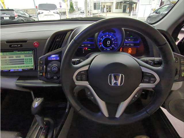 【全店BUYシステムって何？】モーターネットグループは、どの店舗の車でもお客様の最寄りのモーターネットグループ店でオンラインツールを使用した商談、ご納車、アフターサービスをお受け頂けます。
