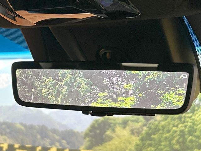 【デジタルインナーミラー】後席の大きな荷物や同乗者で後方が確認しづらい時でも安心！カメラが撮影した車両後方の映像をルームミラー内に表示。クリアな視界で状況の確認が可能です！