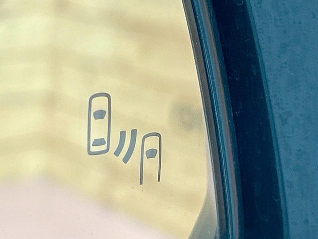【ブラインドスポットモニター】走行中、ドアミラーの死角になりやすい箇所に後続車が接近するとサイドミラーのレンズに警告を表示！ドライバーに注意喚起をしてくれます。