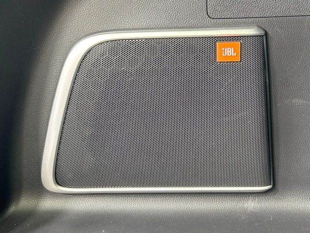 【JBLサウンドシステム】メーカーオプションの高品位サウンドシステムを搭載。専用のチューニングが施された大小様々なスピーカーから良質なサウンドが奏でられ、臨場感あふれる音響空間を演出します。