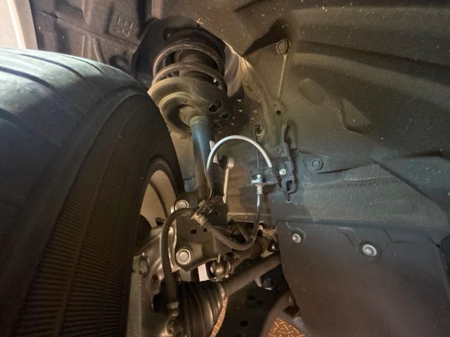 お車を安心してお乗りいただく為には、足回りの定期点検が欠かせません。サービスサポート（有償保証）では無料点検もご提供しており、安心のカーライフをお過ごしいただけるサポート体制が整っています。