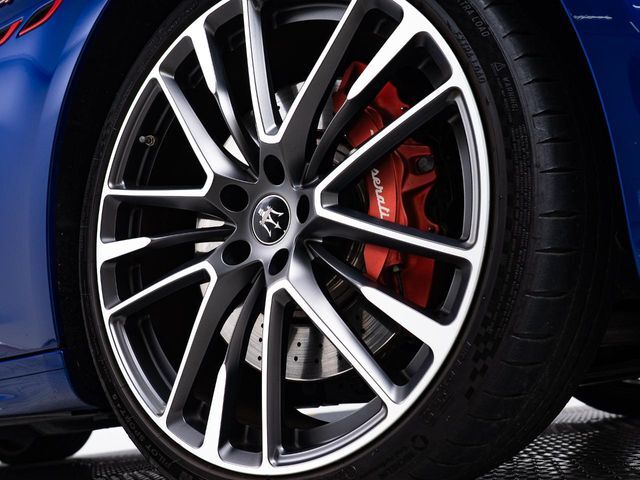 21インチオリオーネホイール＆アルマイト加工レッドブレーキキャリパーを装備。スポーティなギブリのデザインにさらにアクセントを追加。