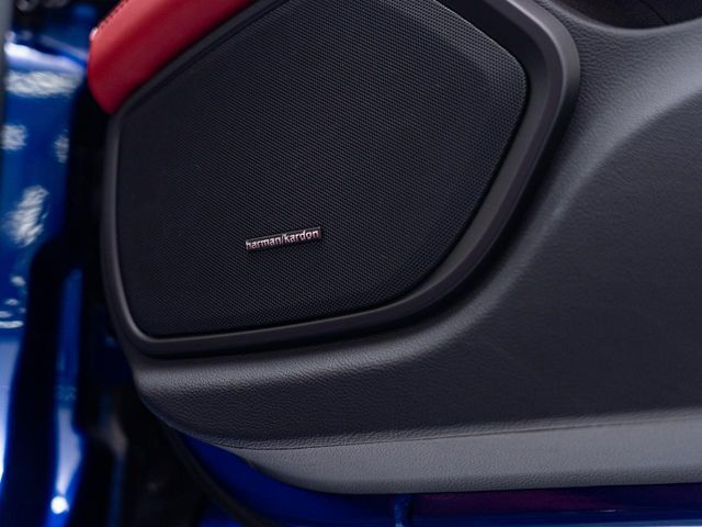 メーカーオプションのプレミアムサウンドは室内を包み込むコンサート会場のような音を奏でます。
