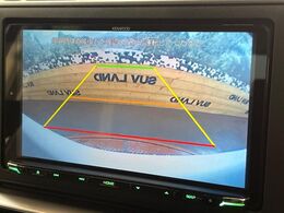 【バックカメラ】駐車時に後方がリアルタイム映像で確認できます。大型商業施設や立体駐車場での駐車時や、夜間のバック時に大活躍！運転スキルに関わらず、今や必須となった装備のひとつです！