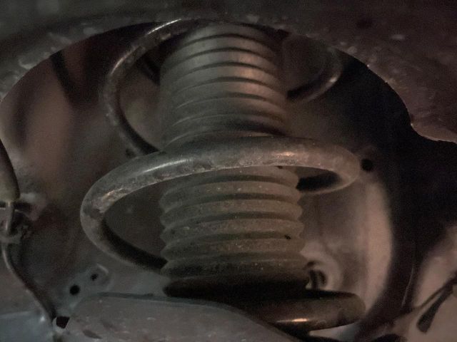 お車を安心してお乗りいただく為には、足回りの定期点検が欠かせません。サービスサポート（有償保証）では無料点検もご提供しており、安心のカーライフをお過ごしいただけるサポート体制が整っています。