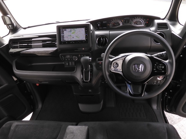 ◆視界広々で非常に運転しやすくロングドライブでも疲れを感じさせないすっきりとまとまったインパネ周りです。