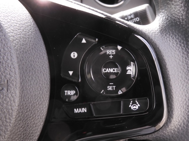 ◆オーディオリモコンスイッチ◆ハンドルにスイッチが装備されてます。視点をそらすことなく、ボリューム調整・オーディオソース切替・選曲が出来ます。安全運転しながら操作が可能になりました。