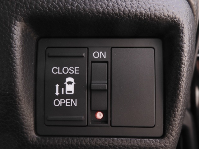 ◆片側電動スライドドア◆狭い駐車場でも乗り降りが楽々♪お子様が隣の車にドアを当ててしまう心配もございません！小さなお子様連れの方もこれで安心。